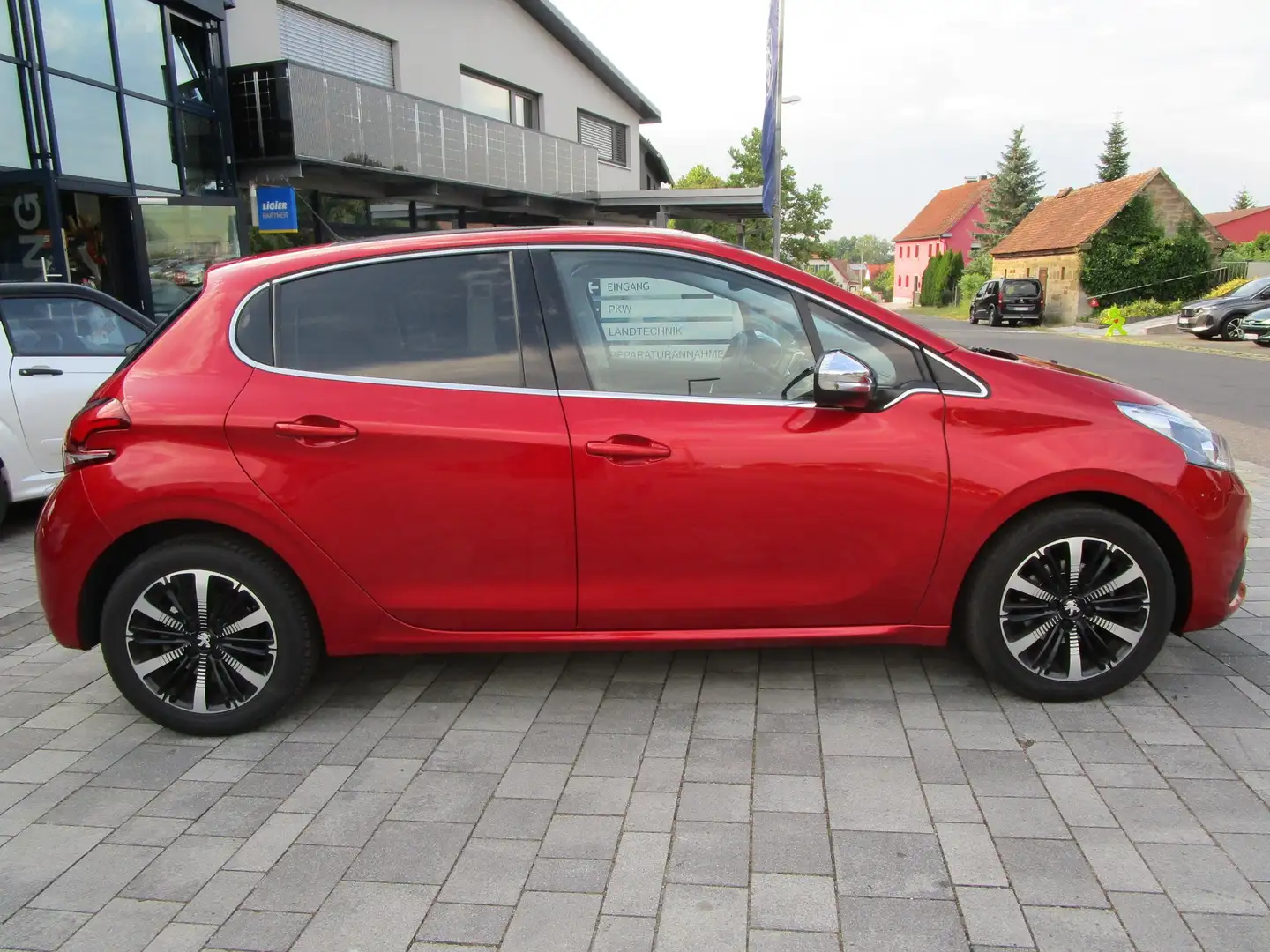Peugeot 208 Allure Automatic Rot - 1