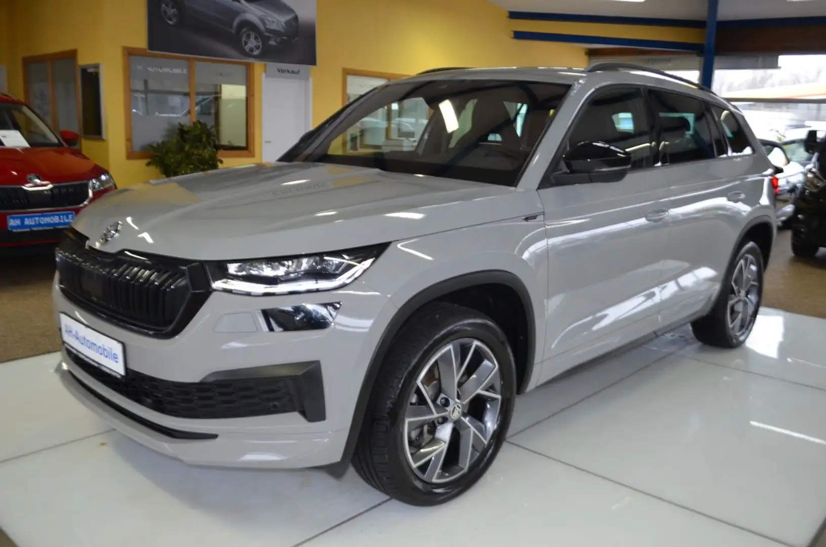 Skoda Kodiaq Sportline 4x4 XENON / NAVI / R-KAM /42TKM Grau - 1