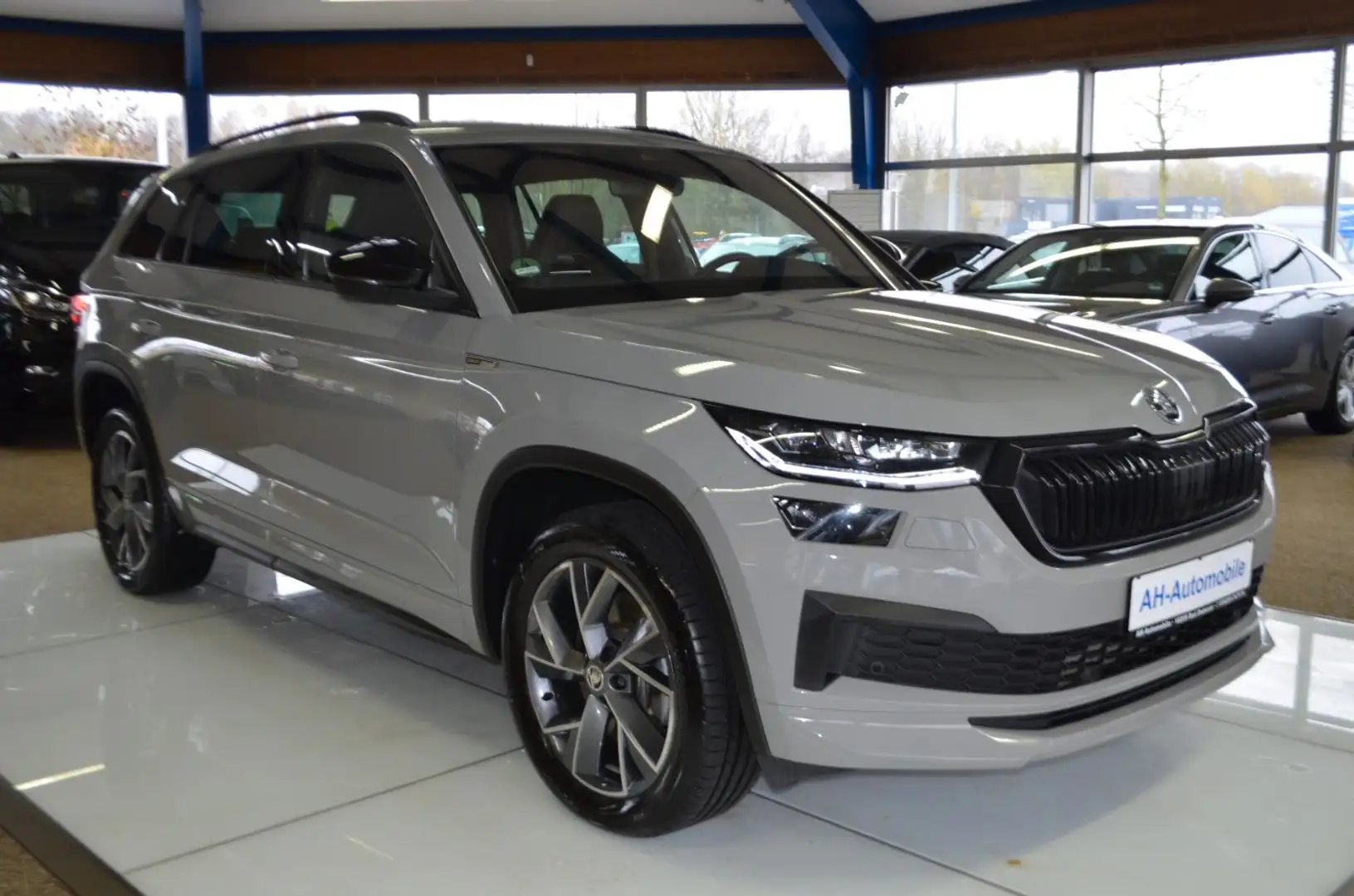 Skoda Kodiaq Sportline 4x4 XENON / NAVI / R-KAM /42TKM Grau - 2