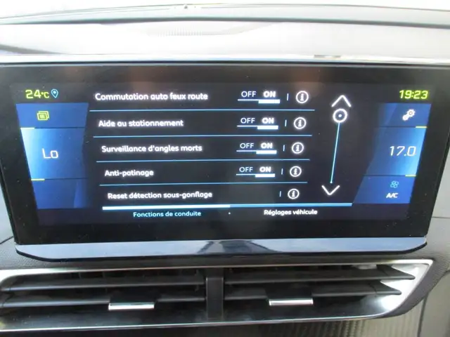 Peugeot 3008 view 13