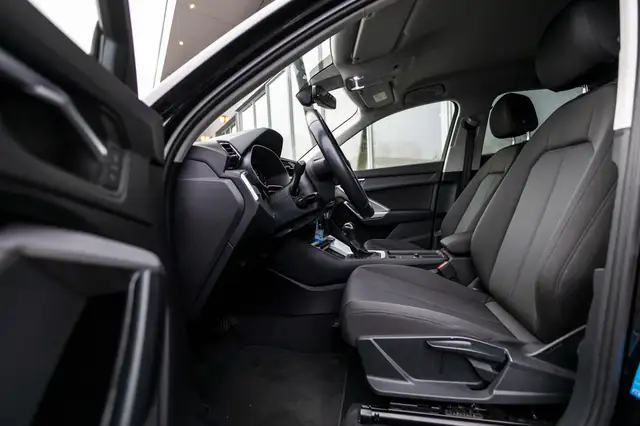 Audi Q3 view 9