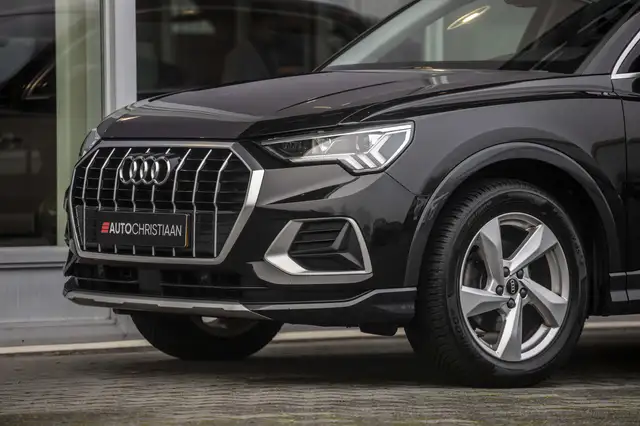 Audi Q3 view 15