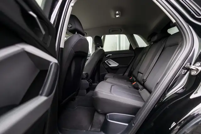 Audi Q3 view 10