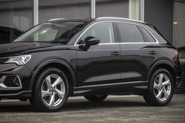 Audi Q3 view 14