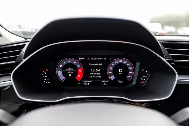 Audi Q3 view 8