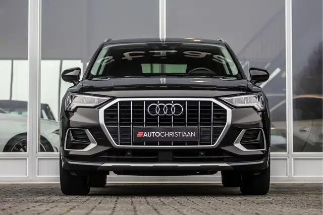 Audi Q3 view 3
