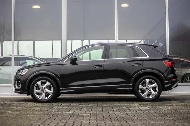 Audi Q3 view 5