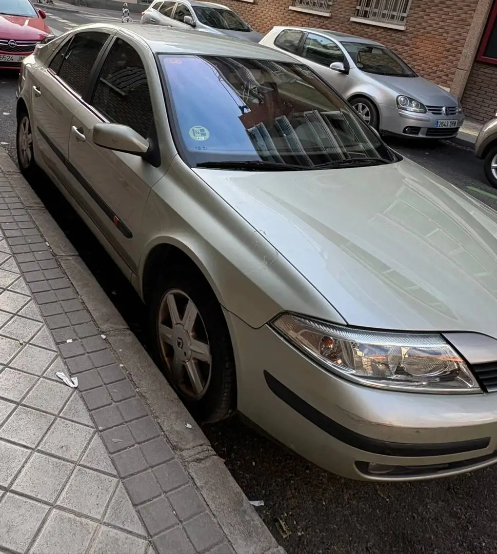 Renault Laguna Authentique Verde - 1