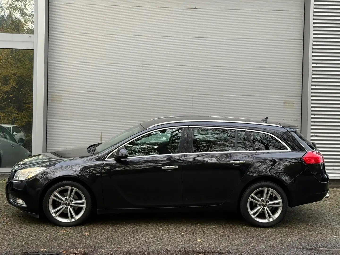 Opel Insignia Sports Tourer 2.0 CDTI Cosmo l Navi l Climate l Cr Zwart - 2