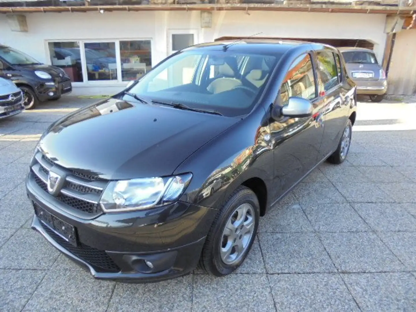 Dacia Sandero Sandero 1,2 16V 75 Schwarz - 1