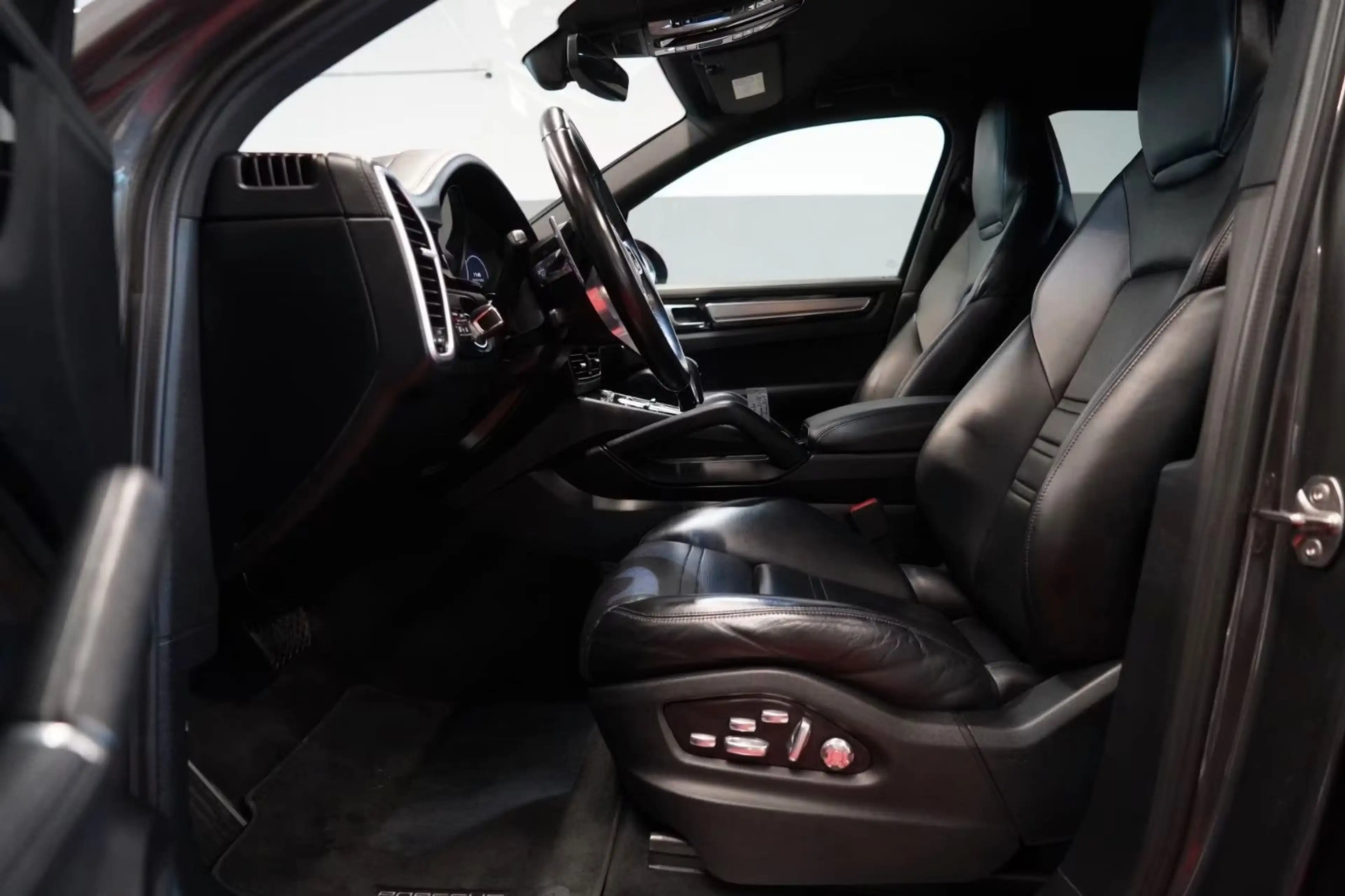 Porsche Cayenne 3.0 V6 Unfallfrei*LED*Acc*Spur*360°Cam* — photo 14
