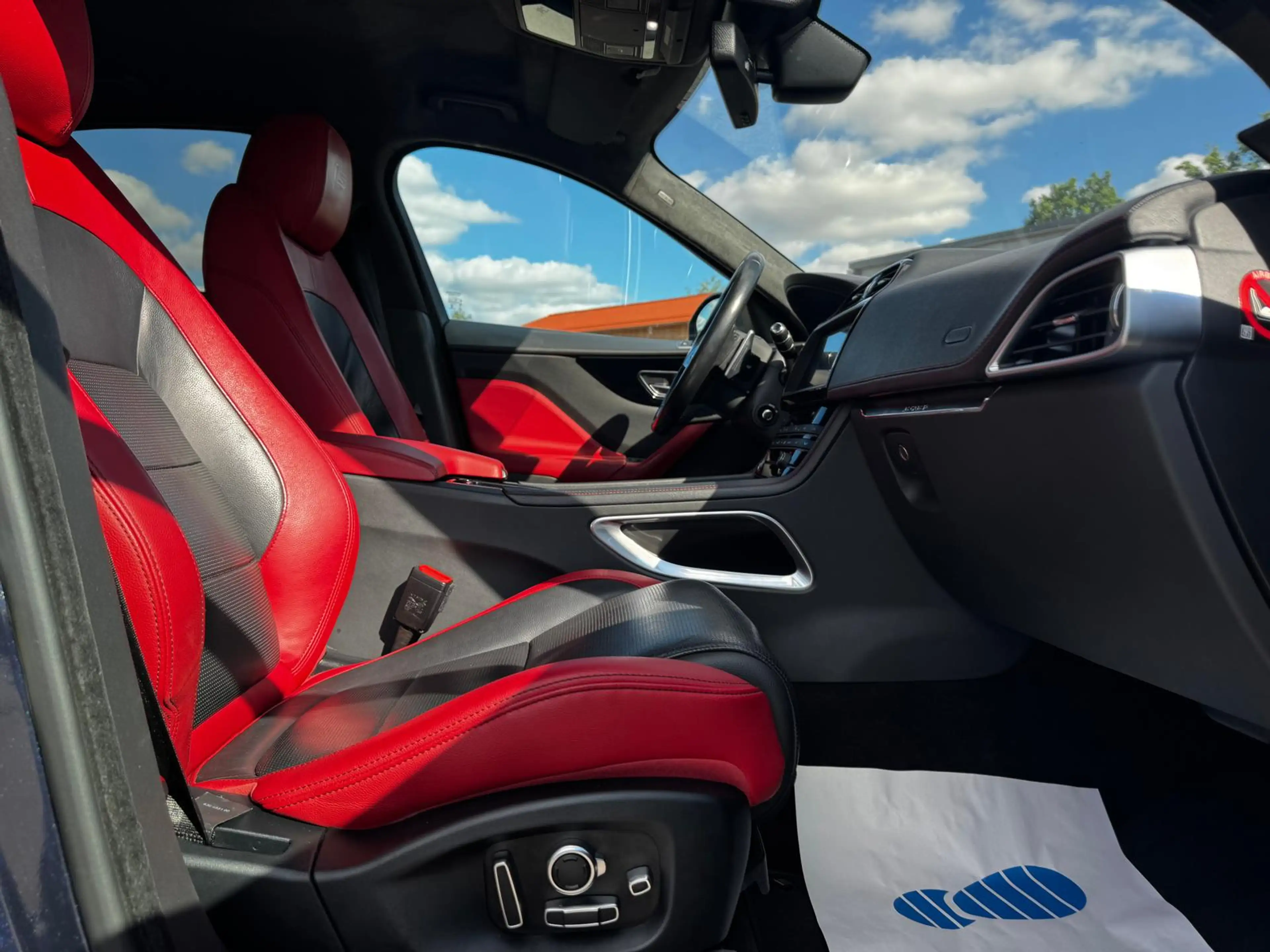 Jaguar F-Pace S AWD LED/HeadUp/Keyless/Memory/Standheiz — photo 15