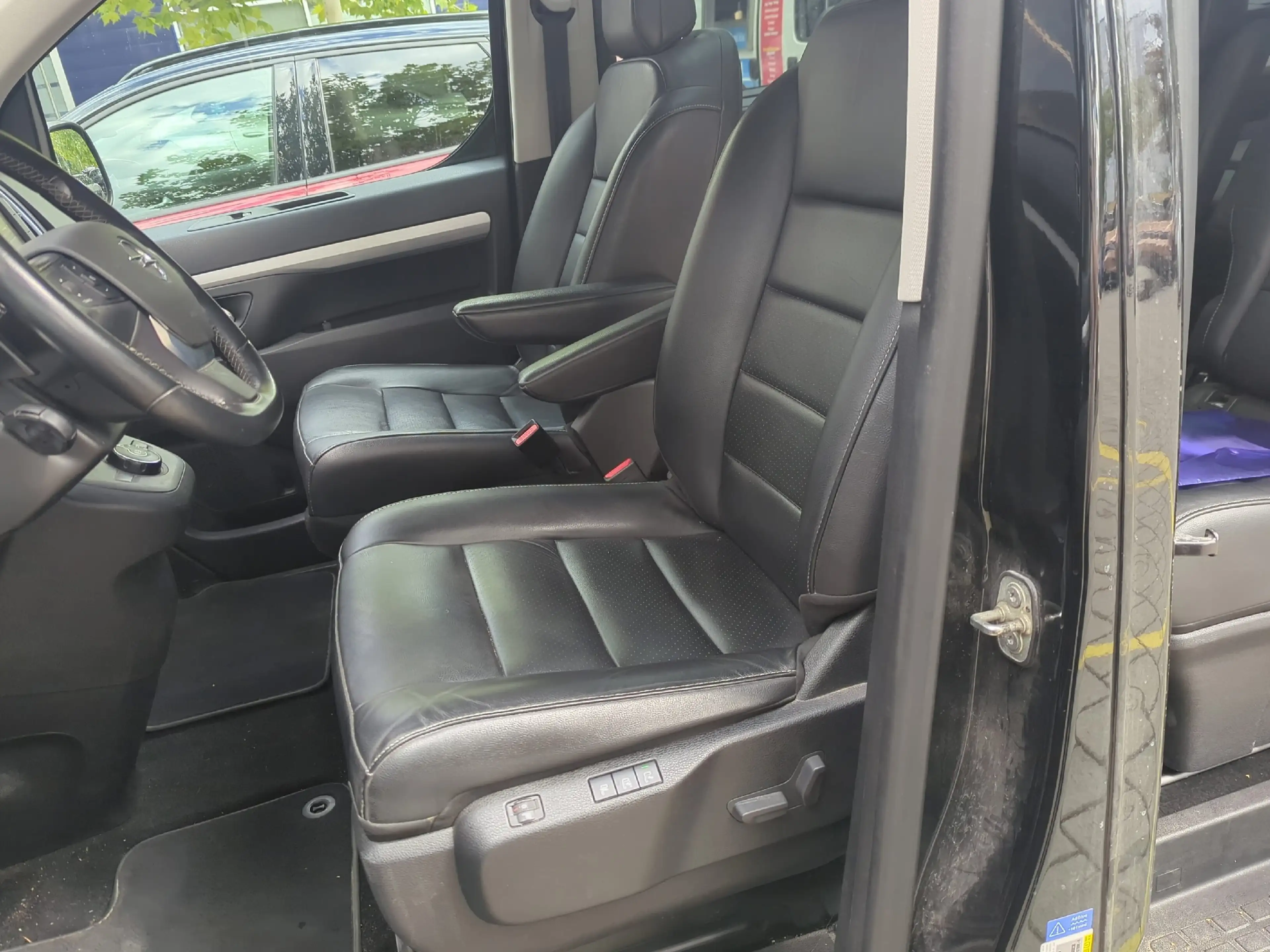 Opel Zafira Life 2.0 D Autom Tourer AHK+Nav+Pano+Leder — photo 8
