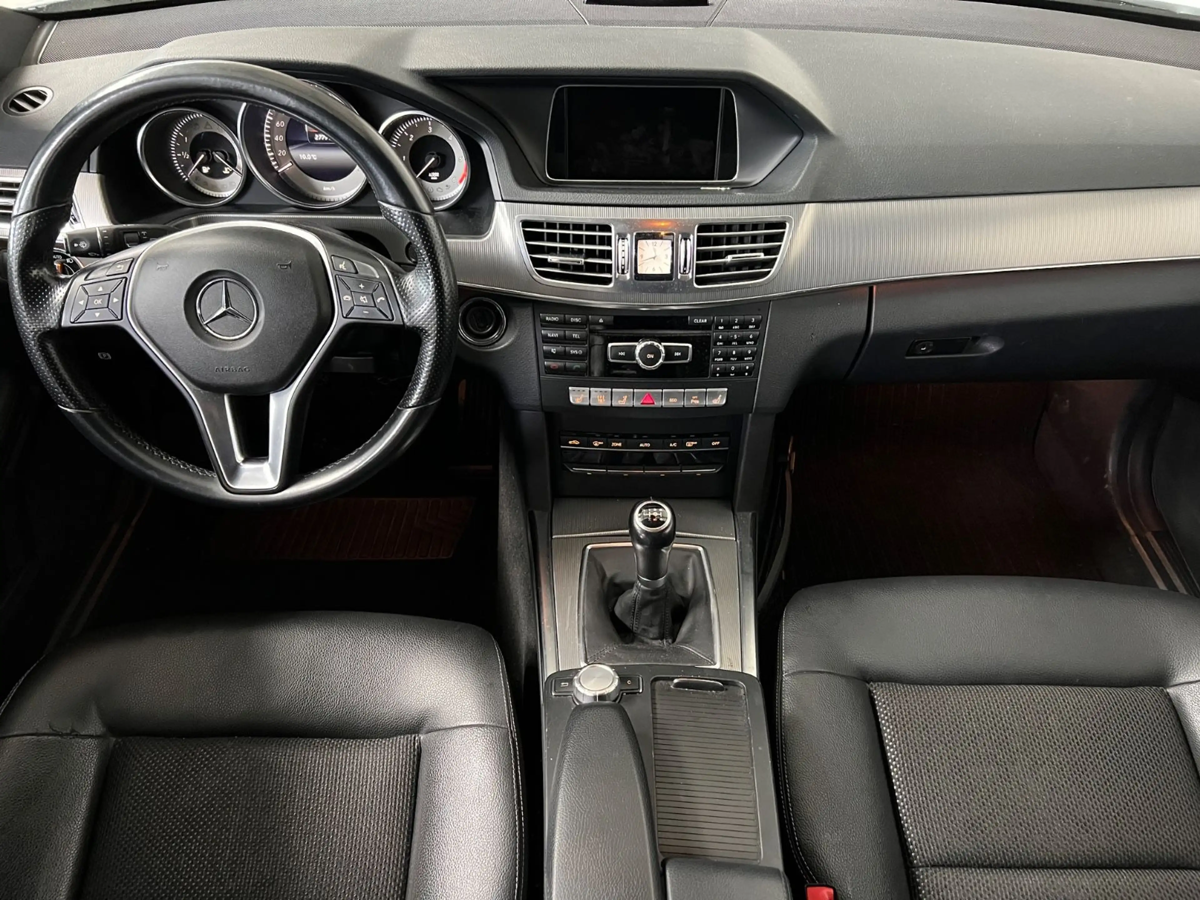 Mercedes-Benz E 250 E250T cdi Avantgarde+Leder+ParkAss+Navi+Pano+AHK — photo 9
