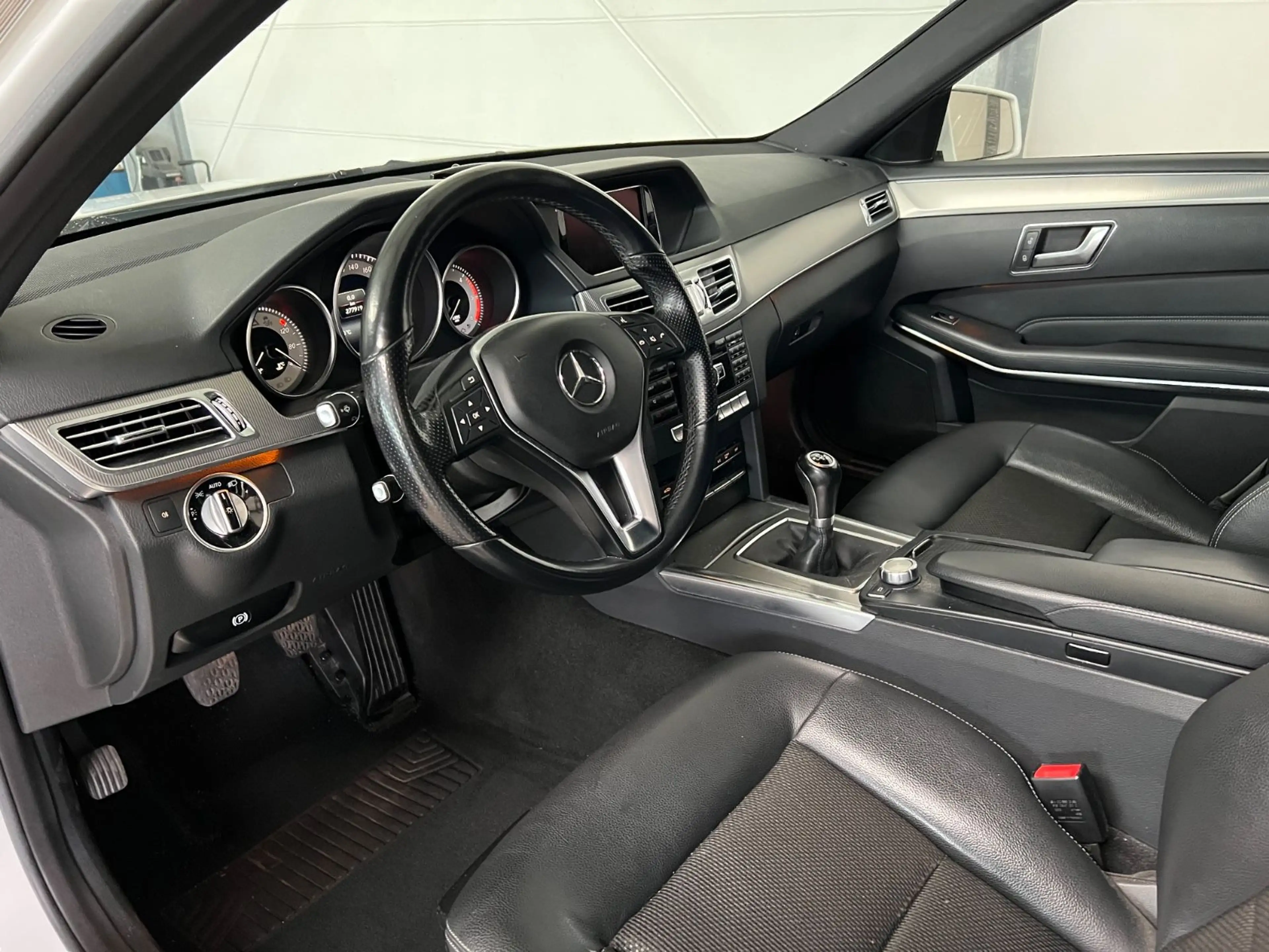 Mercedes-Benz E 250 E250T cdi Avantgarde+Leder+ParkAss+Navi+Pano+AHK — photo 6