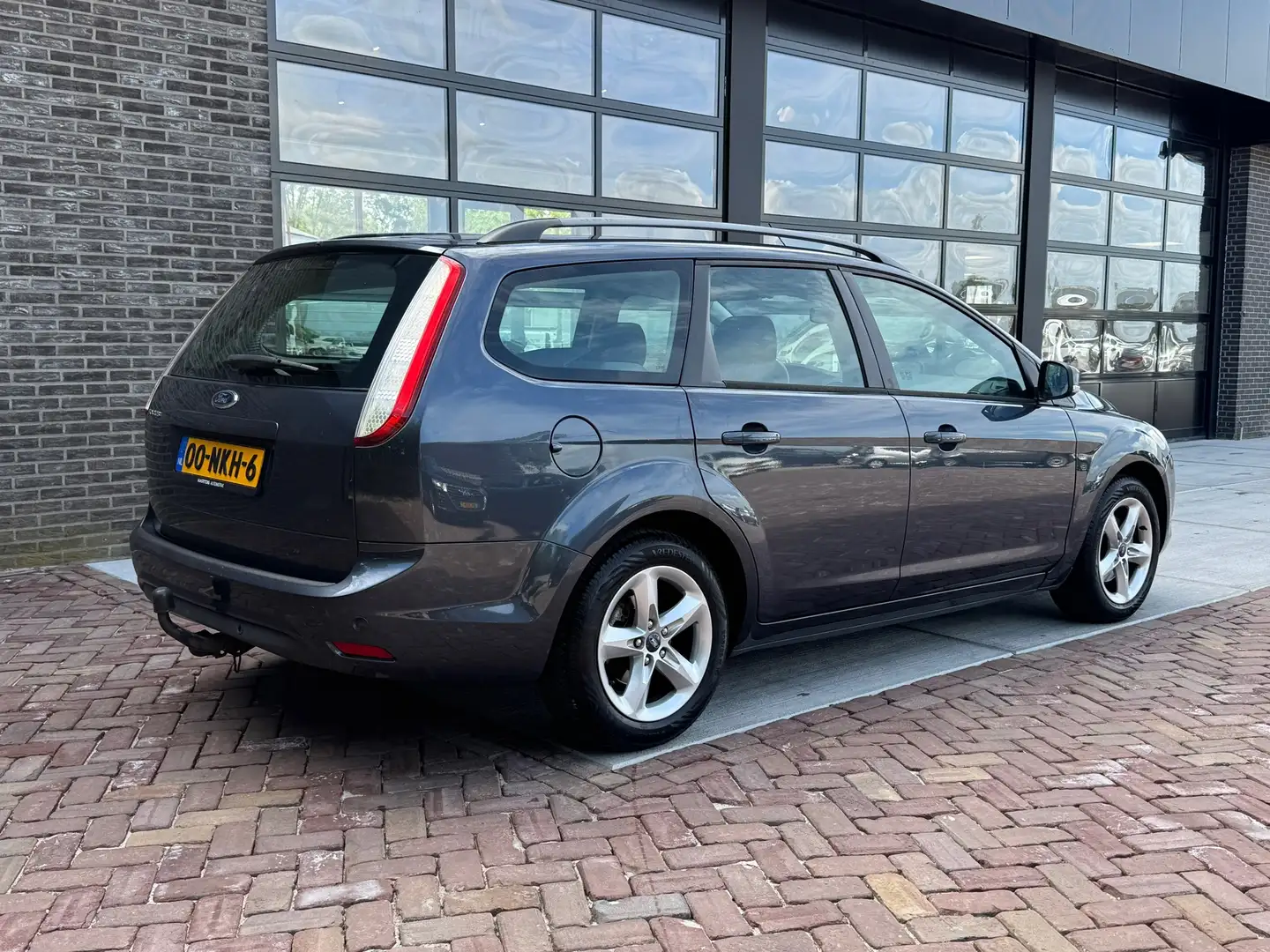Ford Focus Wagon 1.6 Comfort | Cruise | Trekhaak | PDC | Grijs - 2