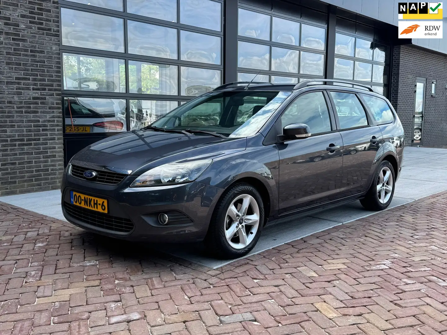 Ford Focus Wagon 1.6 Comfort | Cruise | Trekhaak | PDC | Grijs - 1