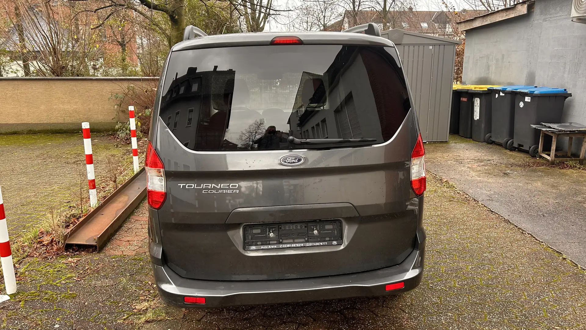 Ford Tourneo Courier Titanium Šedá - 2