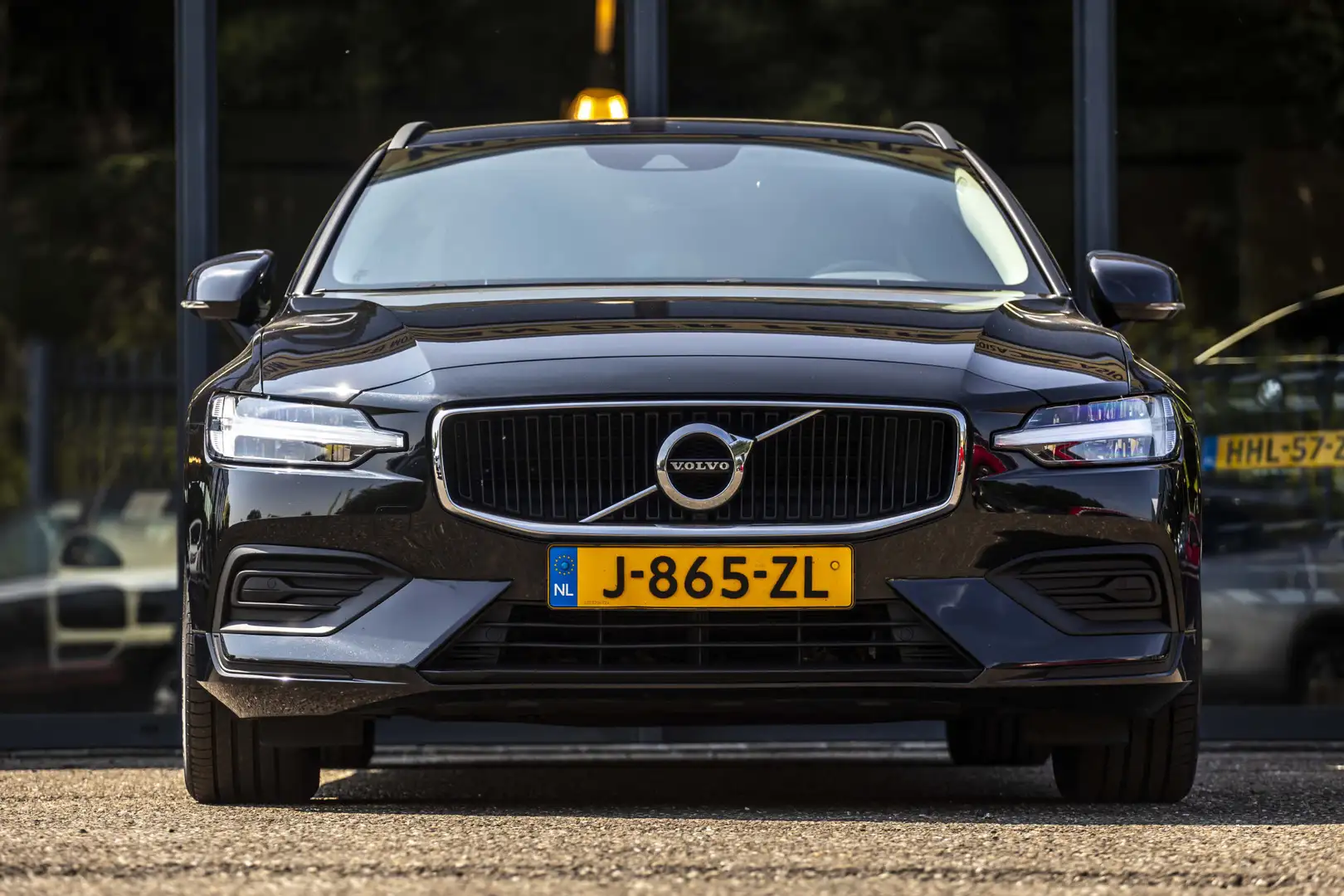 Volvo V60 2.0 B3 Momentum Zwart - 2