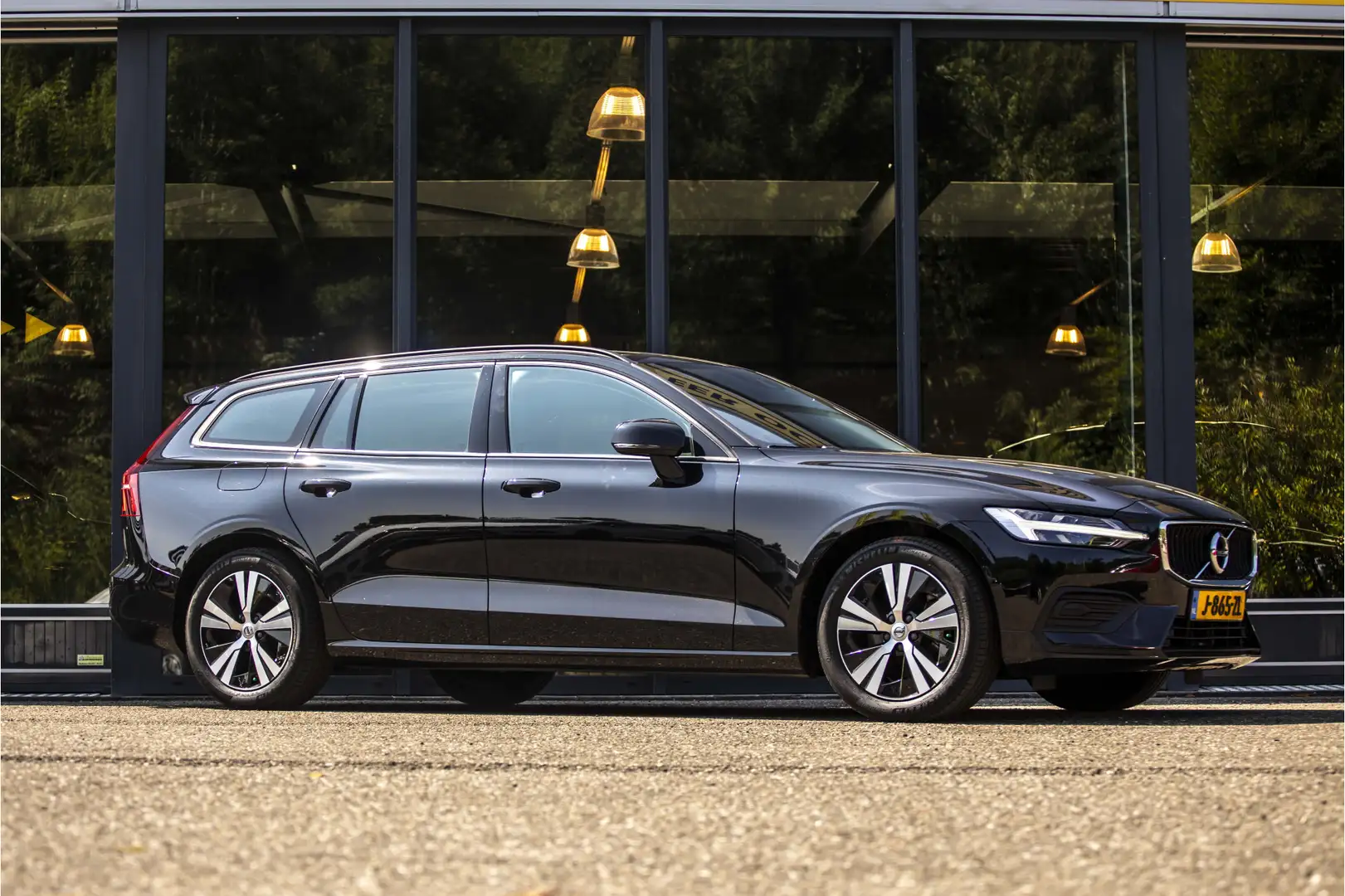 Volvo V60 2.0 B3 Momentum Zwart - 1