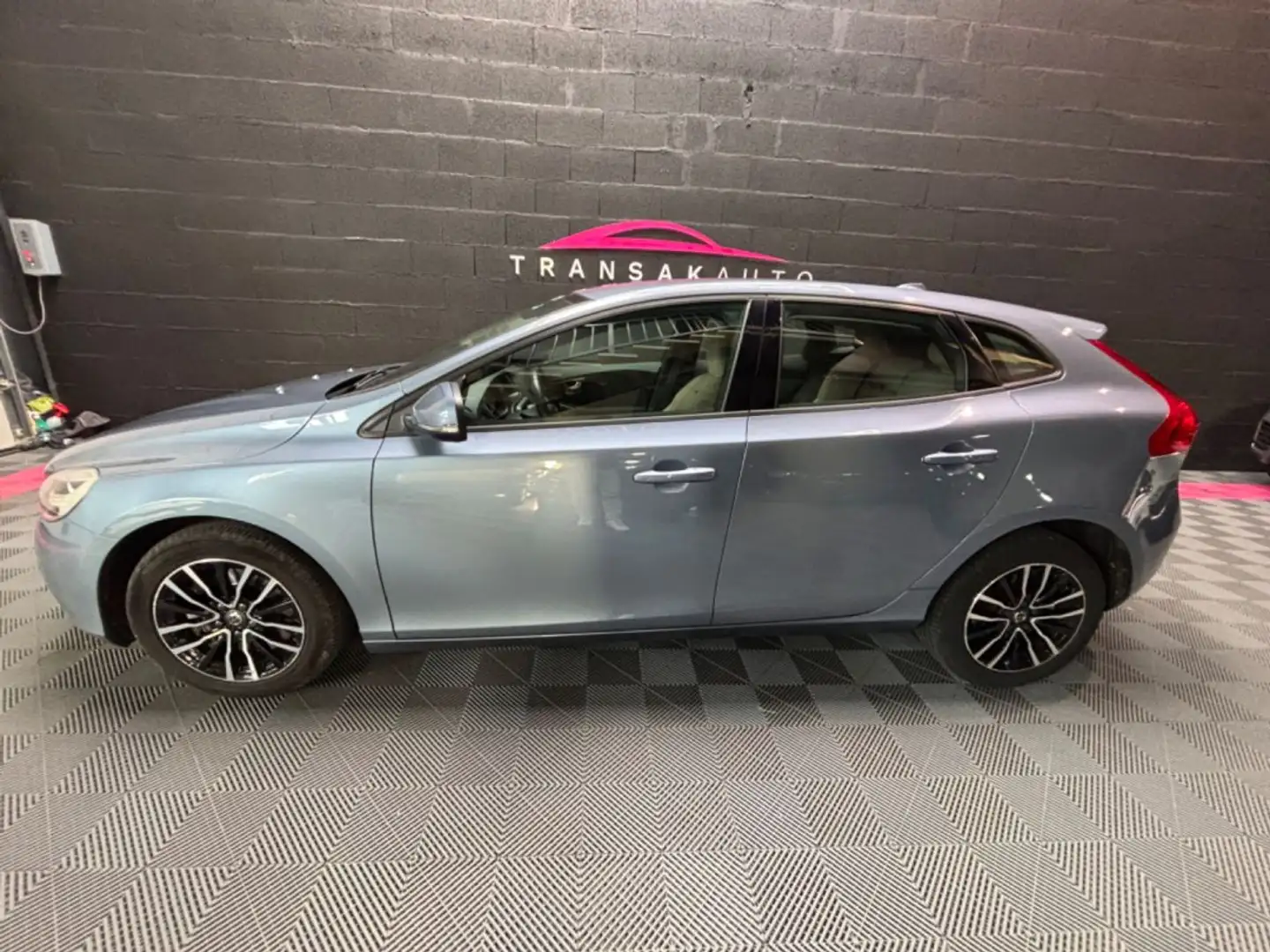 Volvo V40 D2 120 Geartronic 6 Momentum Bleu - 2