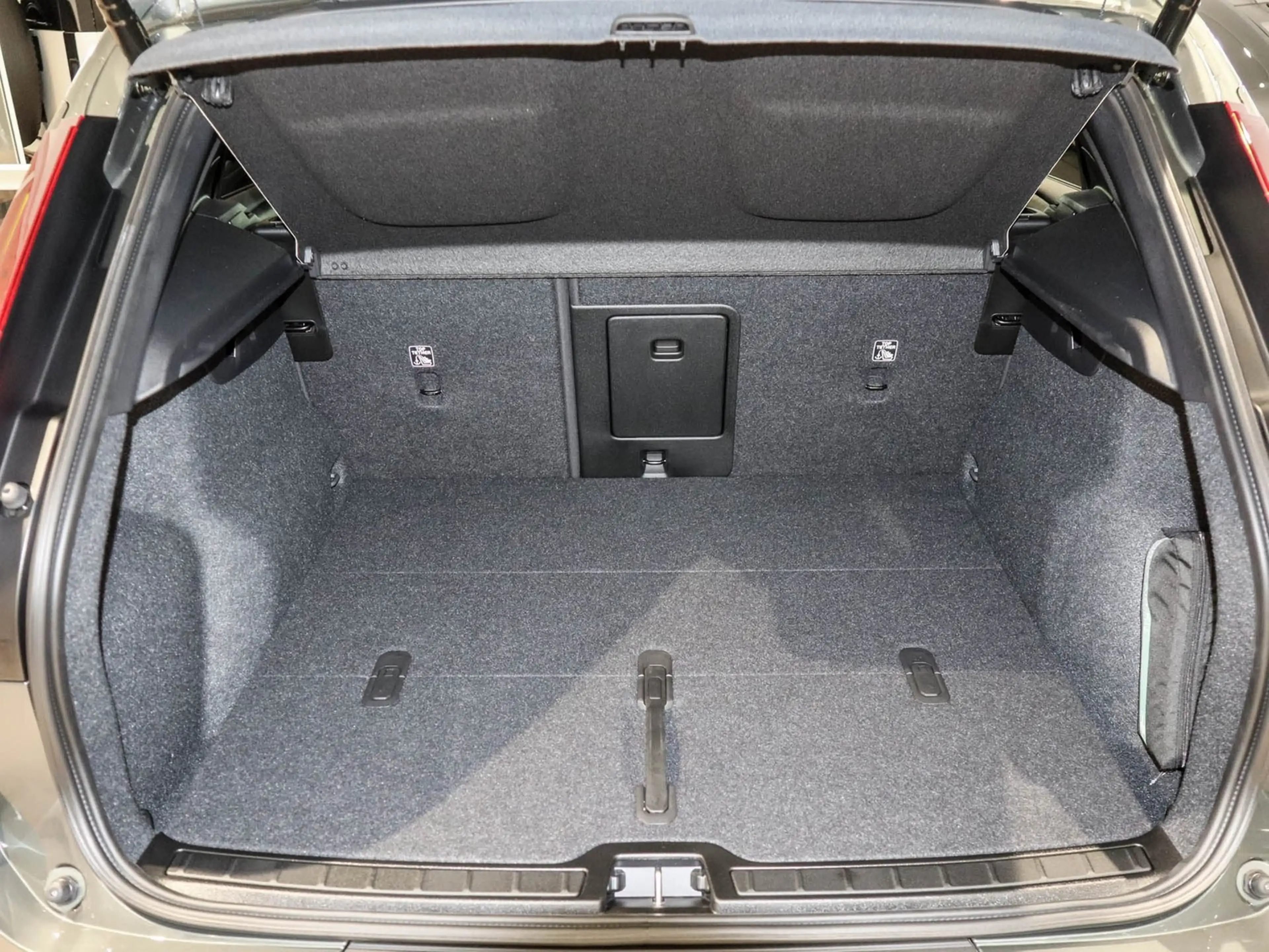 Volvo EX40 Plus Extended Range Winterpaket 360 Kamera — photo 10