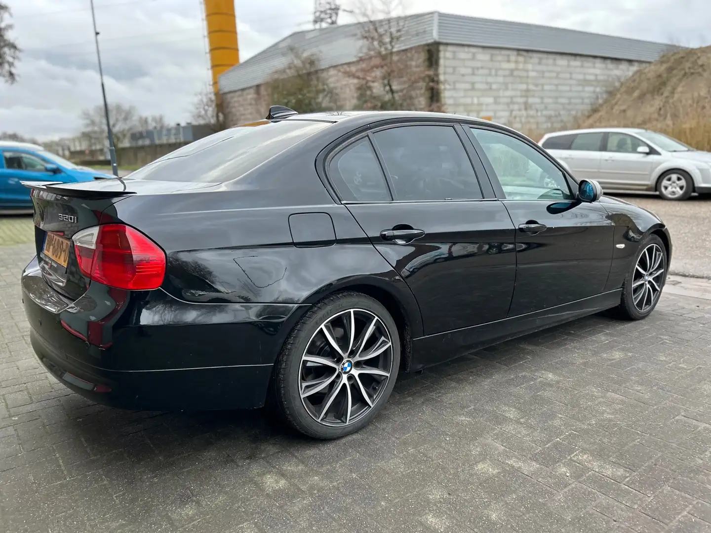 BMW 320 3-serie 320i Executive Černá - 2