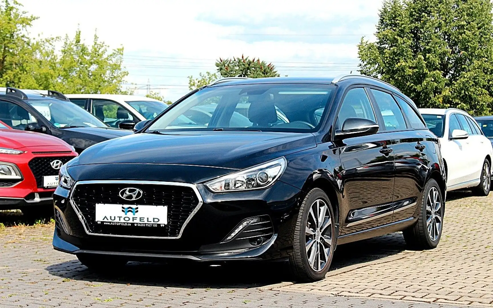 Hyundai i30 1.6 CRDi /VOLLSHEFT/SHZ/KLIMA/BT/ Schwarz - 1
