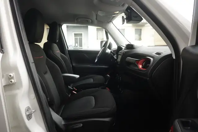 Jeep Renegade view 11