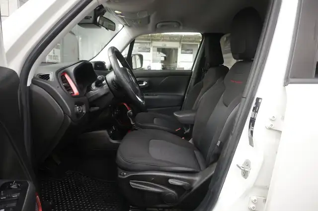 Jeep Renegade view 18