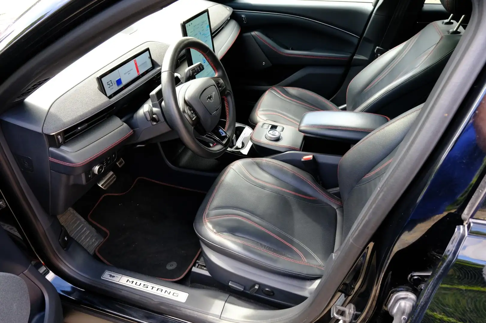 Ford Mustang Mach-E Extended AWD 98 kWh Aut. Pano|Leder|Navi|Cam|Adapt Fekete - 2