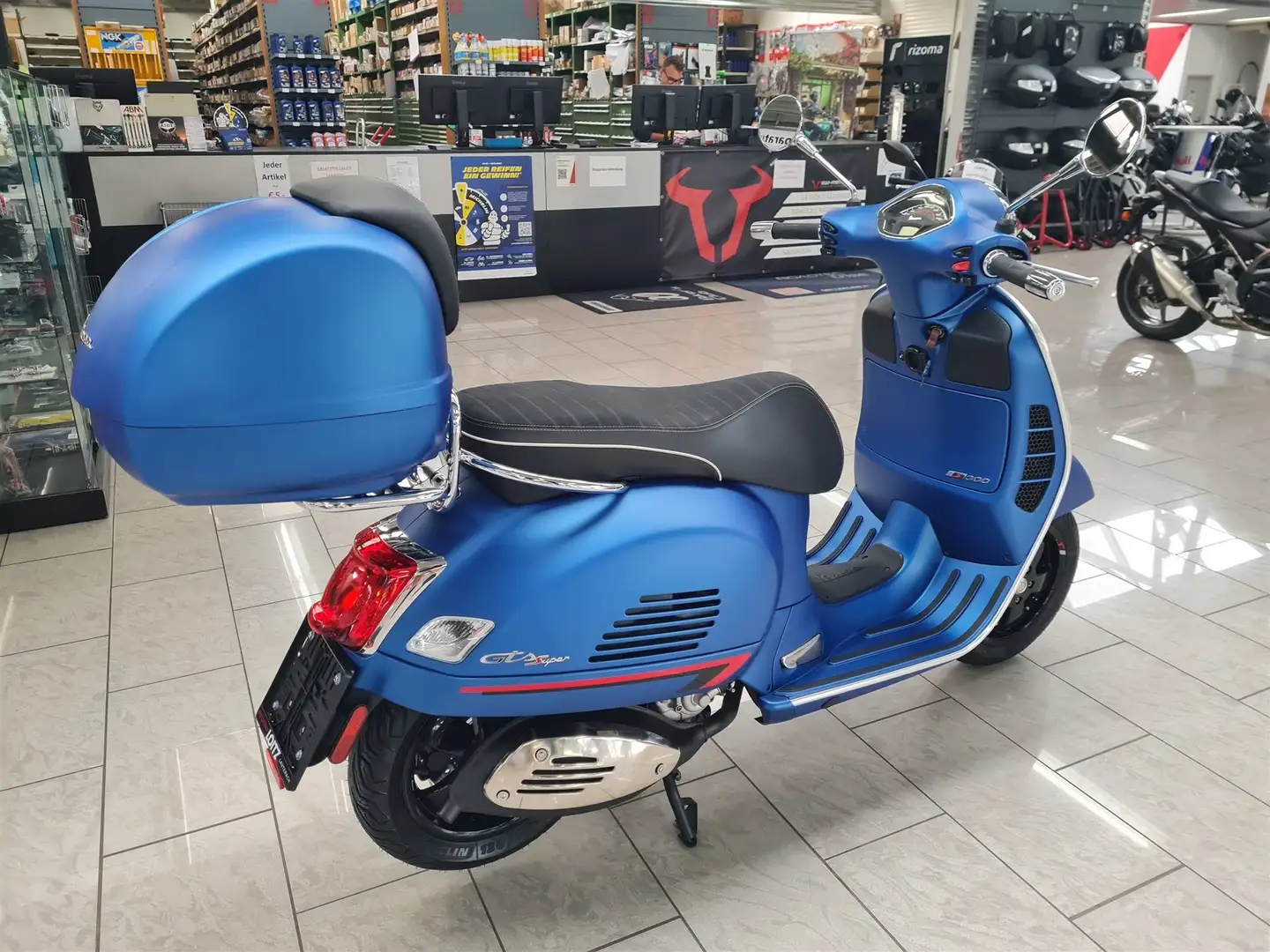 Vespa GTS 300 Blau - 2