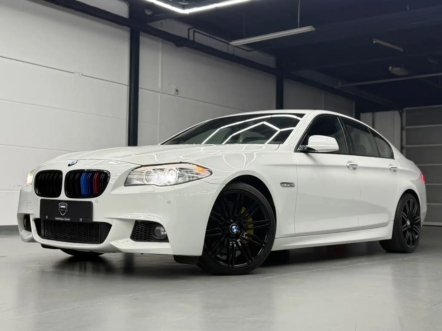 BMW 550 i M V8 PANO/KAMER/HEAD UP/TÜV NEU/LEDER Blanc - 1