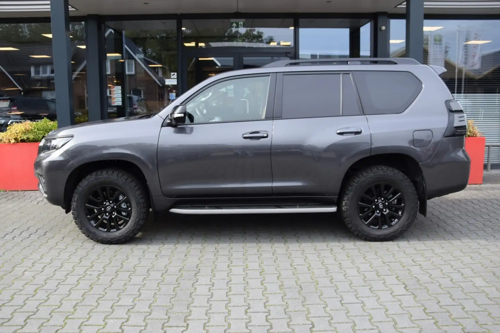 Toyota Land Cruiser 2.8 D-4D 5DRS BLACK LINE A/T VAN Grijs - 2