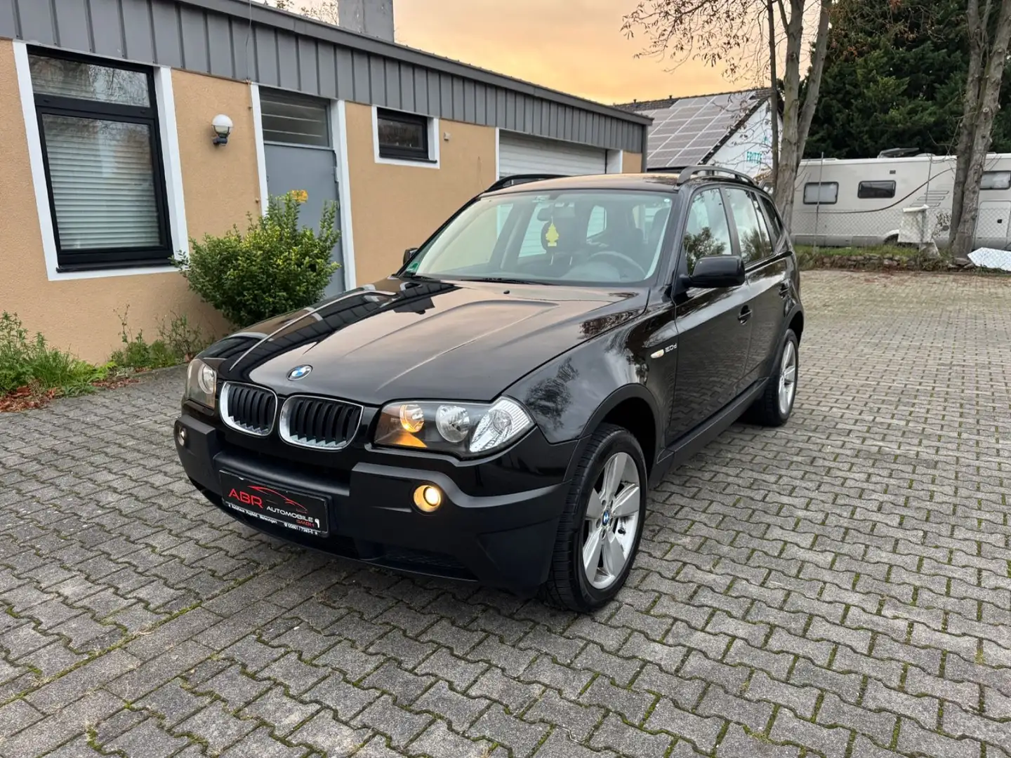 BMW X3 2.0d 4x4 Klima SHZ Top Zustand Isofix Schwarz - 1