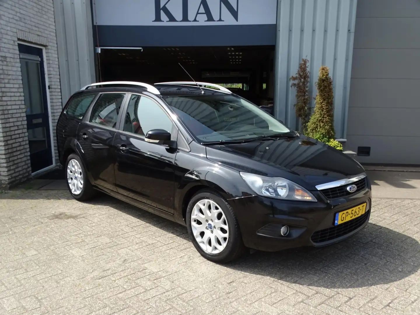 Ford Focus Wagon 1.6-16V Futura Zwart - 2