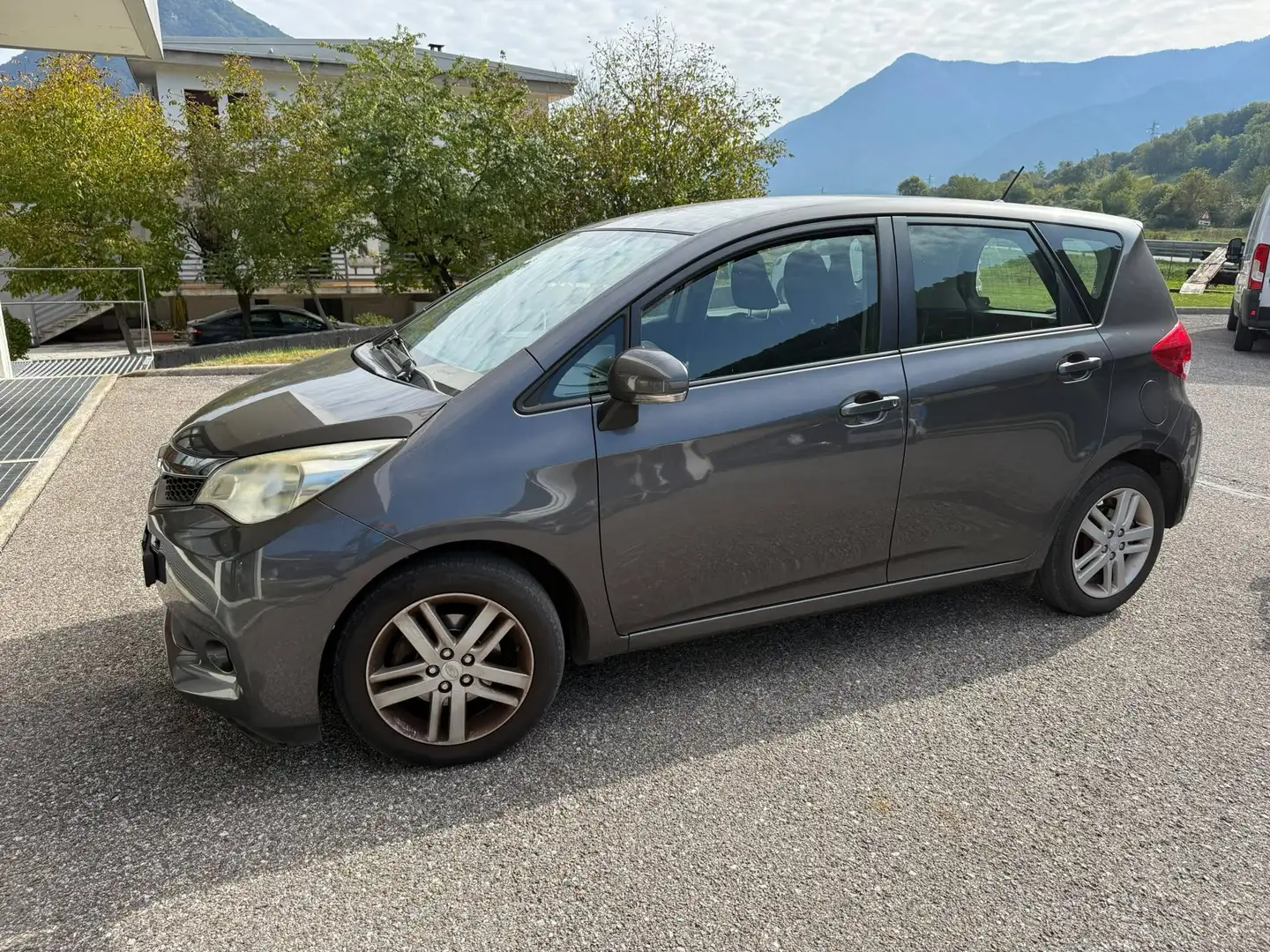 Subaru Trezia Trezia 1.3i L Trend 6mt Silber - 1