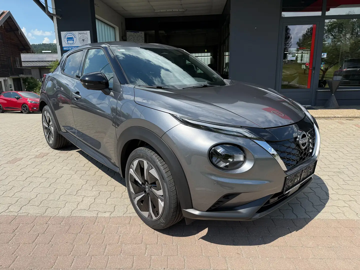 Nissan Juke 1,6 Hybrid N-Connecta+ Aut. mit Finzg. EUR 30.990 Grau - 1