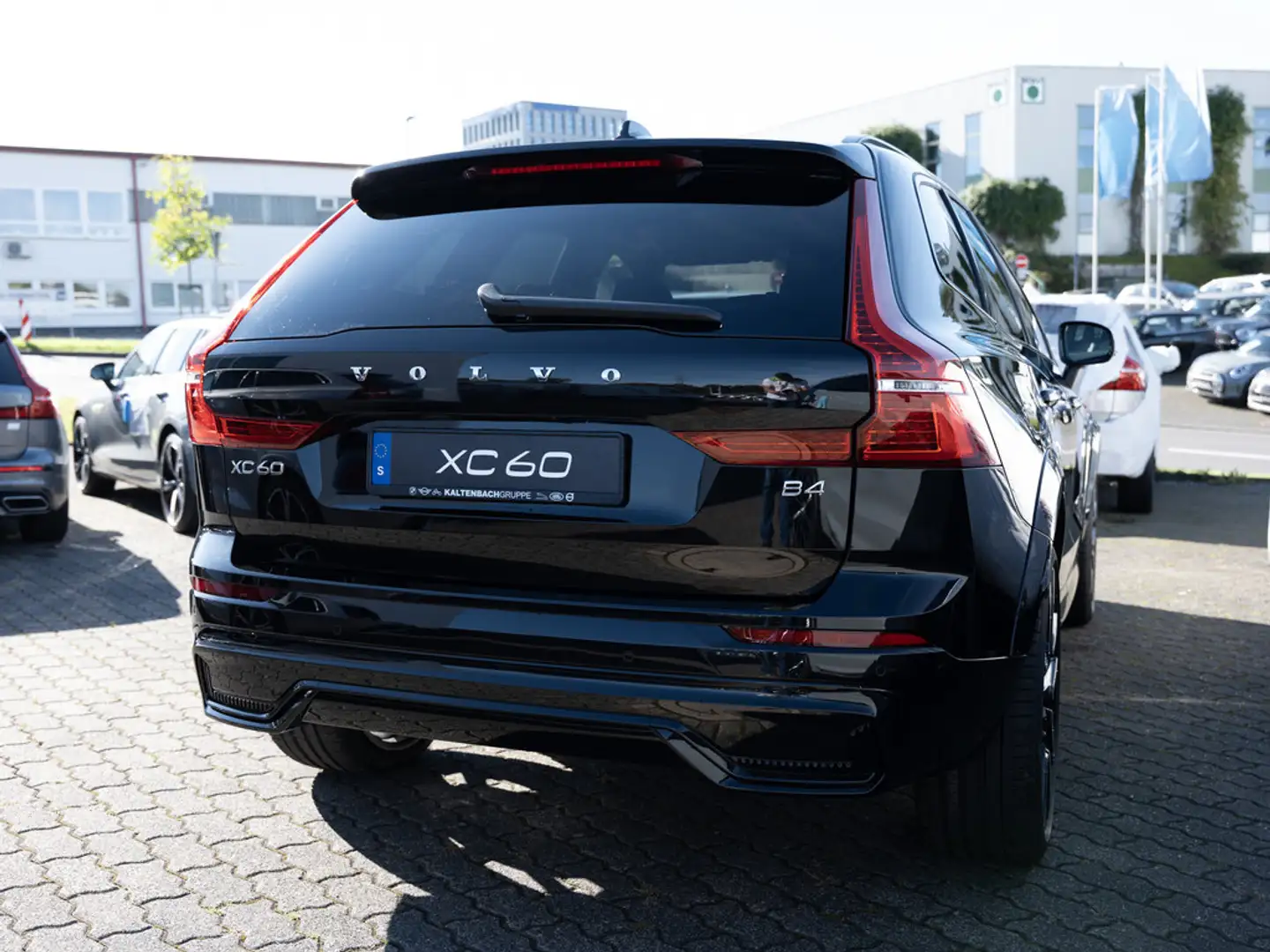 Volvo XC60 B4 Ultimate Dark NAVI STANDHZ LED PANO Negro - 2