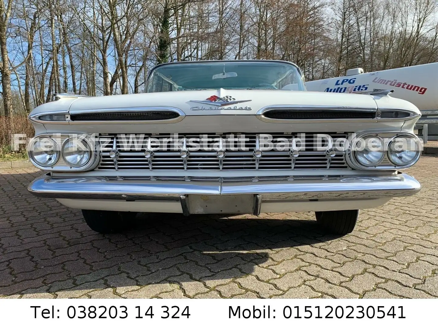 Chevrolet Impala 4-Door Hardtop V8 Automatic Weiß - 2