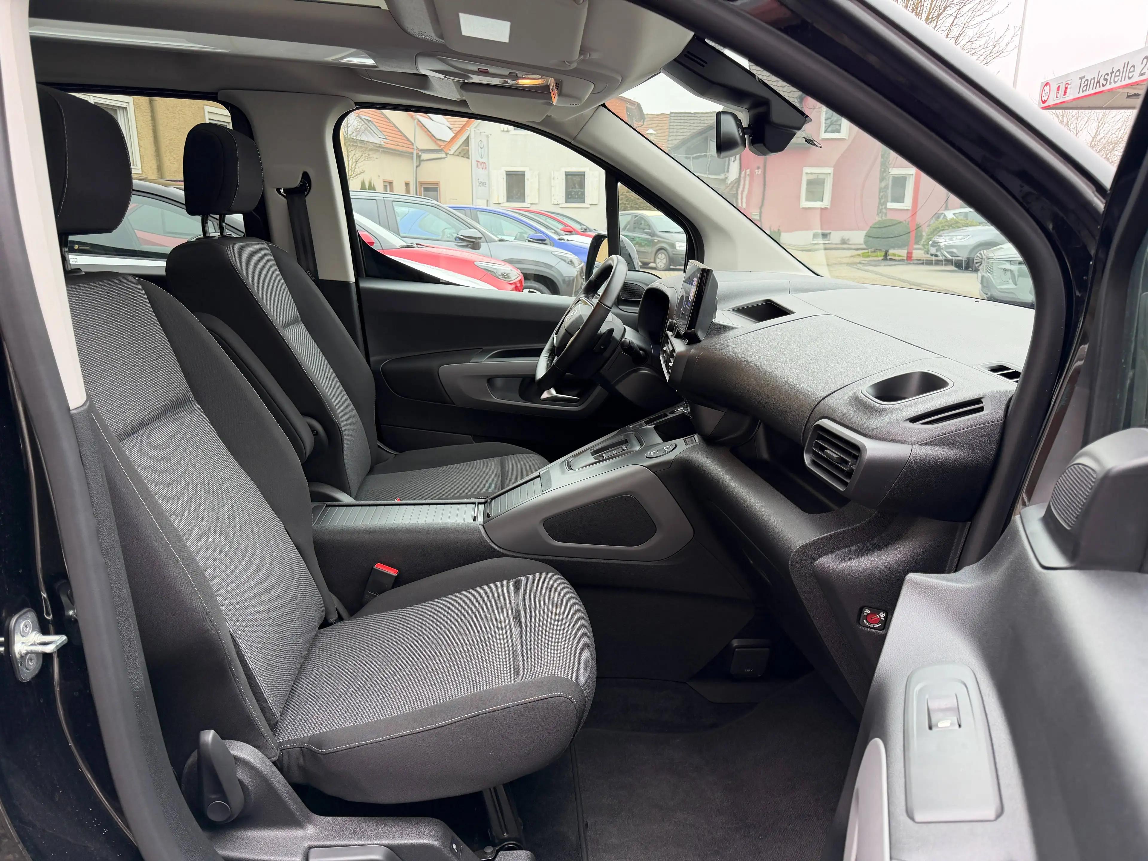 Toyota Proace City L1 Lounge — photo 10