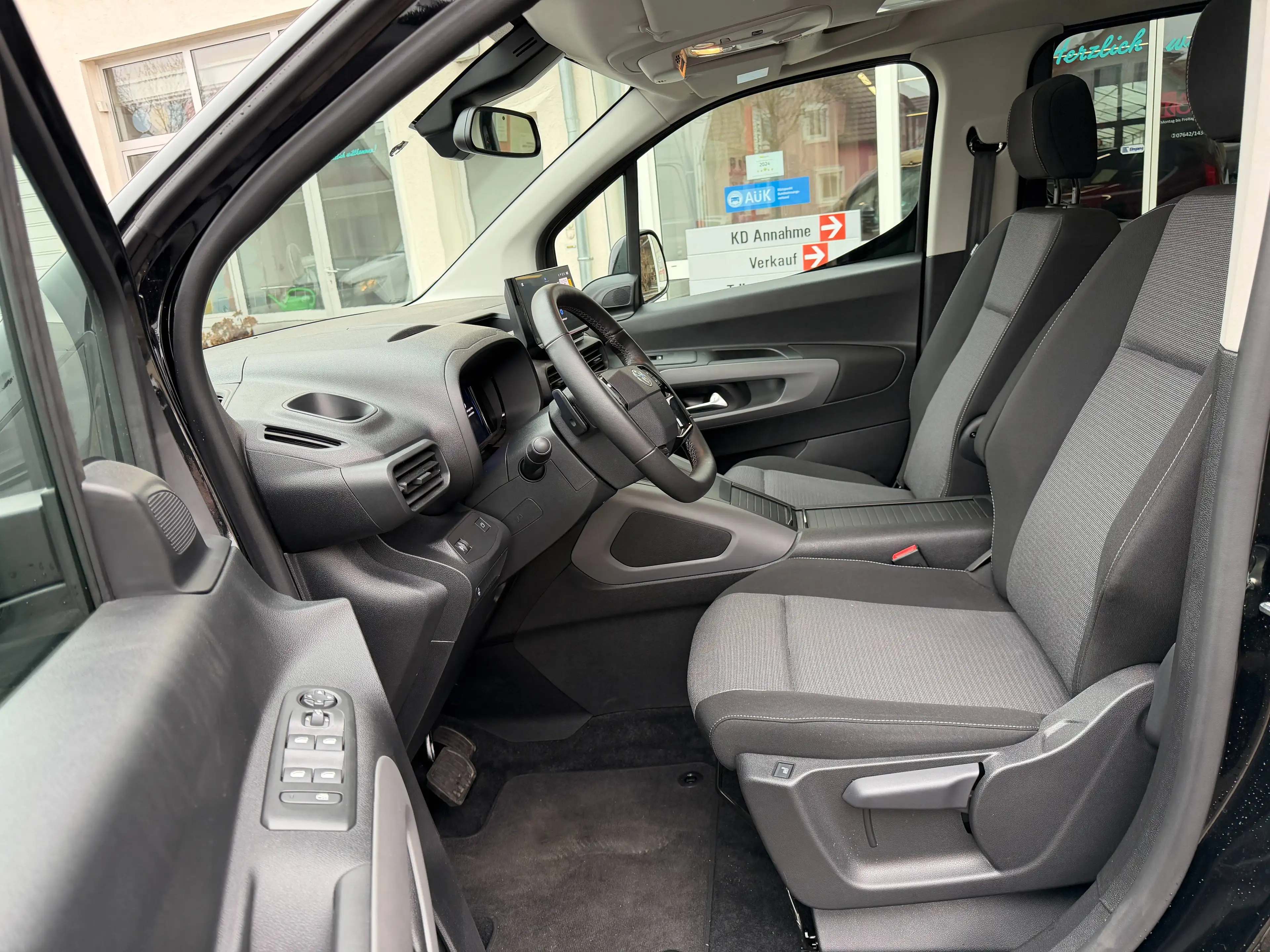 Toyota Proace City L1 Lounge — photo 9