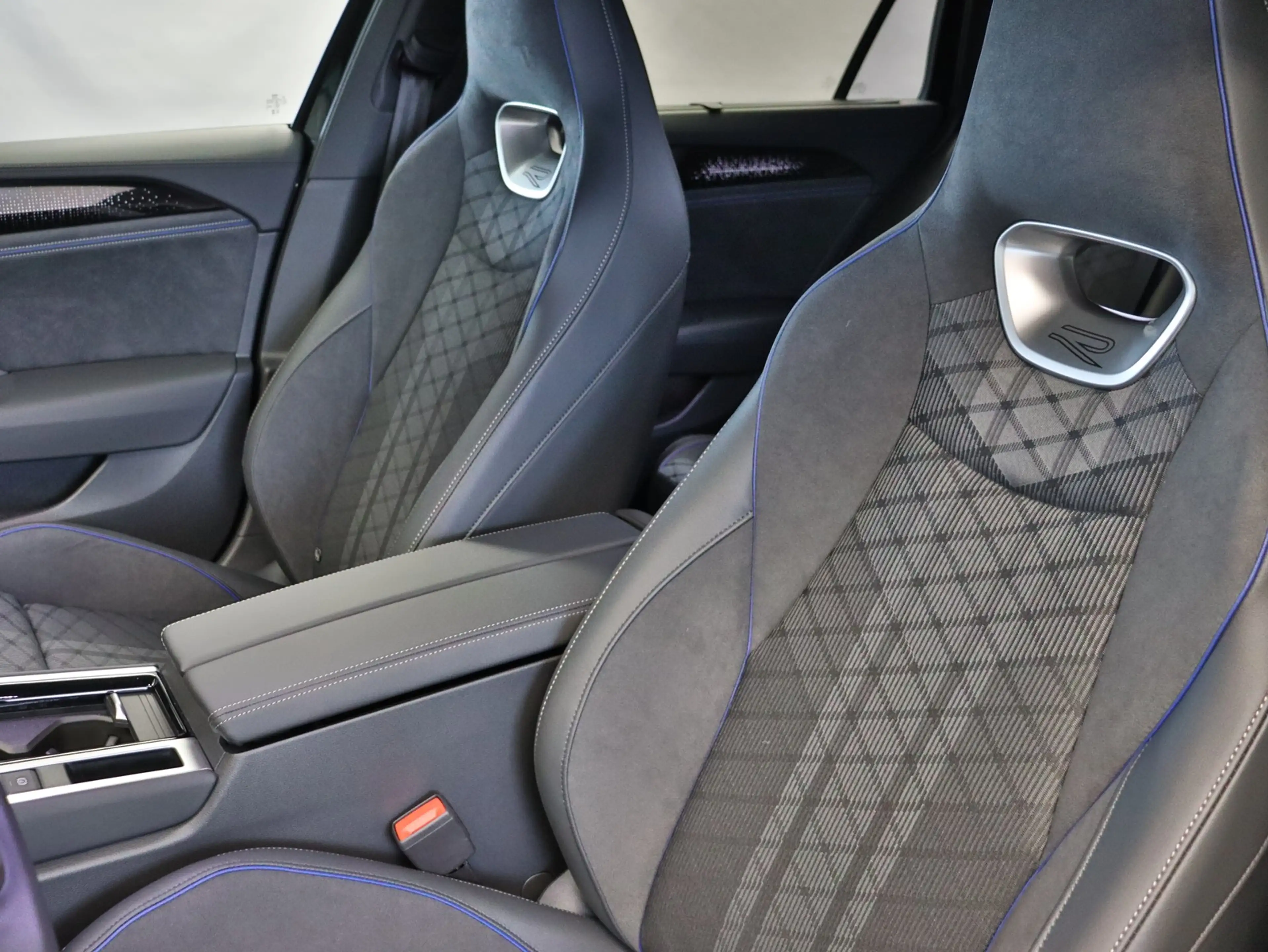 Volkswagen Passat Variant R-Line 2.0TDI DSG+4M+AHK+360°RFK+ACC+HUD — photo 3