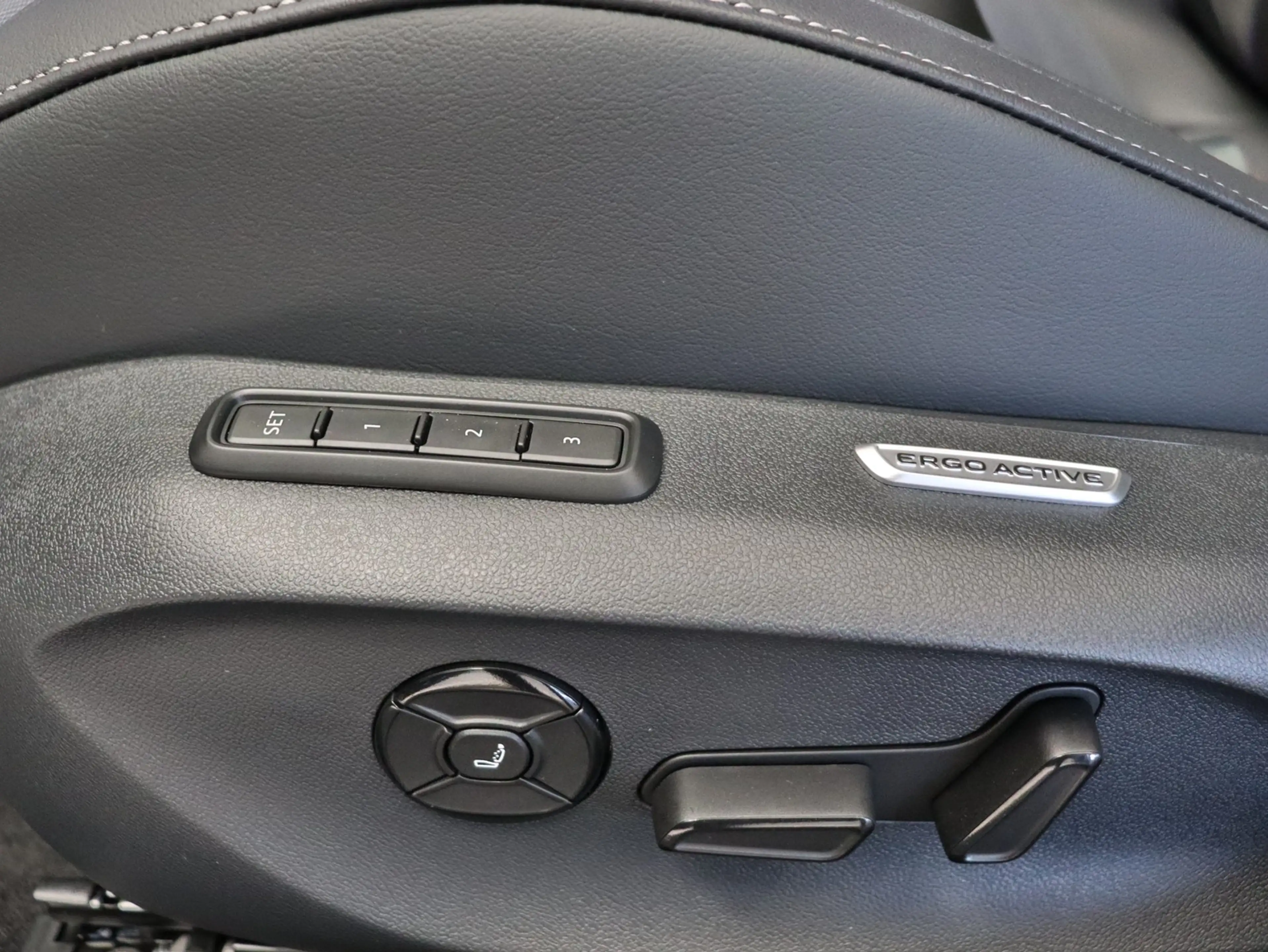 Volkswagen Passat Variant R-Line 2.0TDI DSG+4M+AHK+360°RFK+ACC+HUD — photo 14