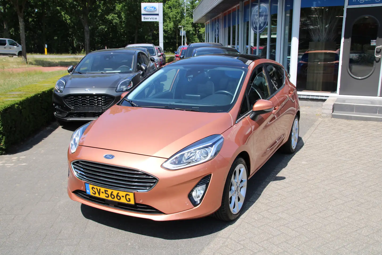 Ford Fiesta 1.0 EcoBoost 125 PK TITANIUM TREKHAAK| PANORAMADAK Oranje - 1