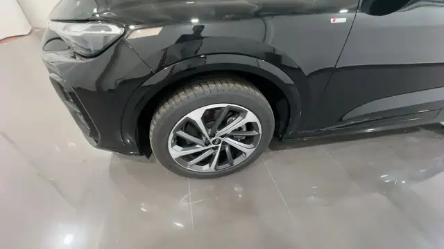 Audi Q5 view 10