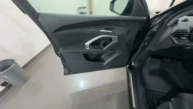 Audi Q5 view 11