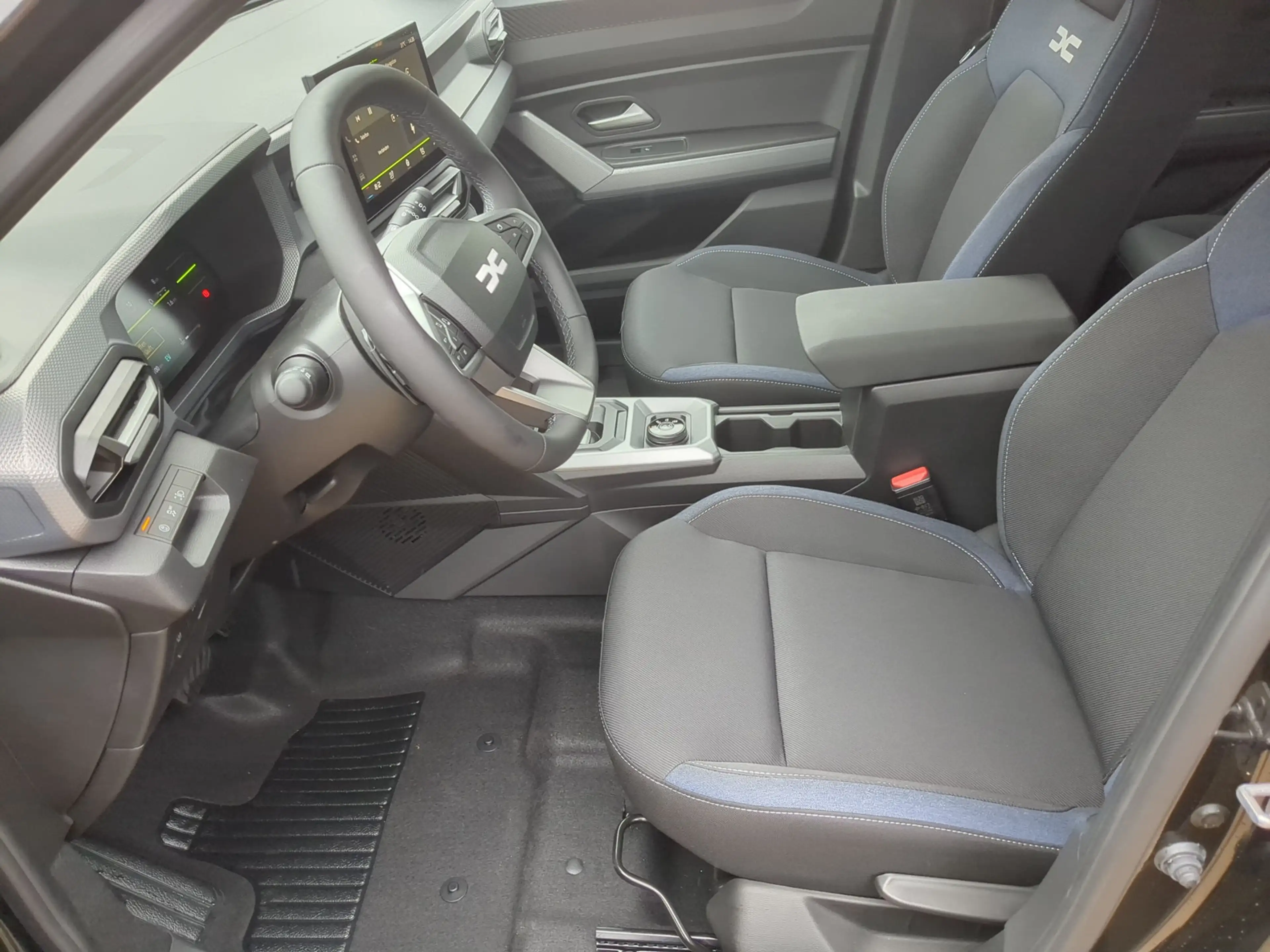 Dacia Duster Tribrid 150 EDC 4x4 Expression GJR+RFK+Winterpaket — photo 5