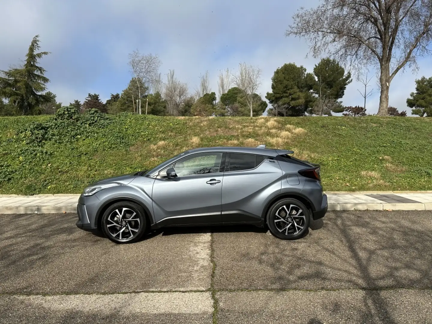 Toyota C-HR 125H Advance Grijs - 1