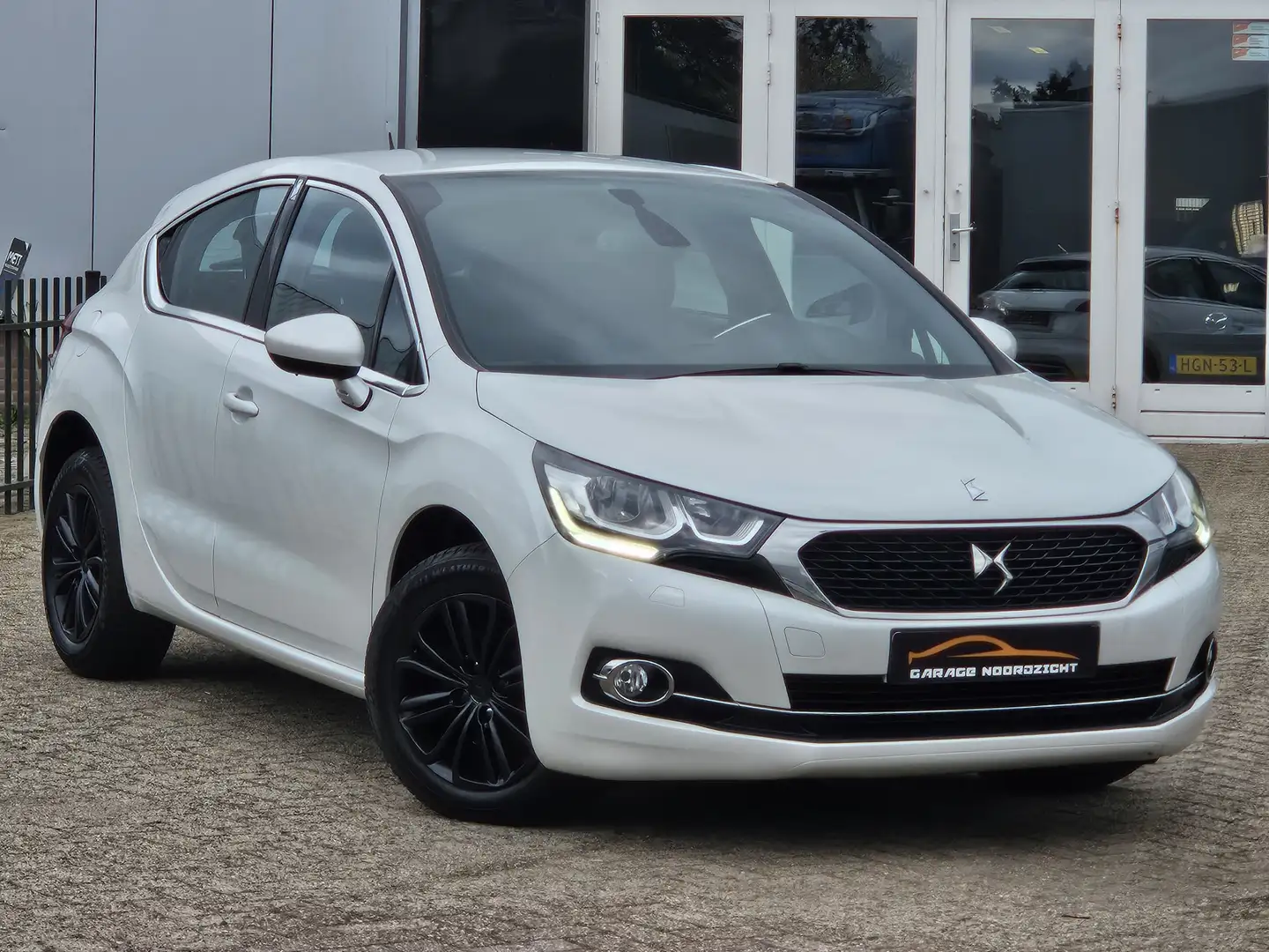 Citroen DS4 1.2 130pk PureTech So Chic NAVIGATIE|CARPLAY|CRUIS Wit - 2